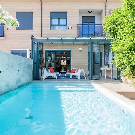 Hébergement de vacances House In With Pool In Front Of The Sea Valence