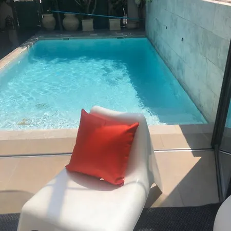 Hébergement de vacances House In With Pool In Front Of The Sea *