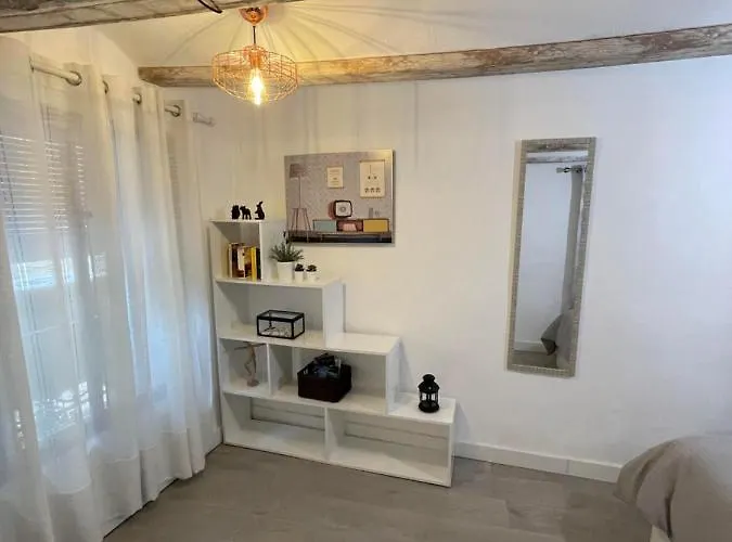 Cosy At The Cathedral With Wifi 아파트