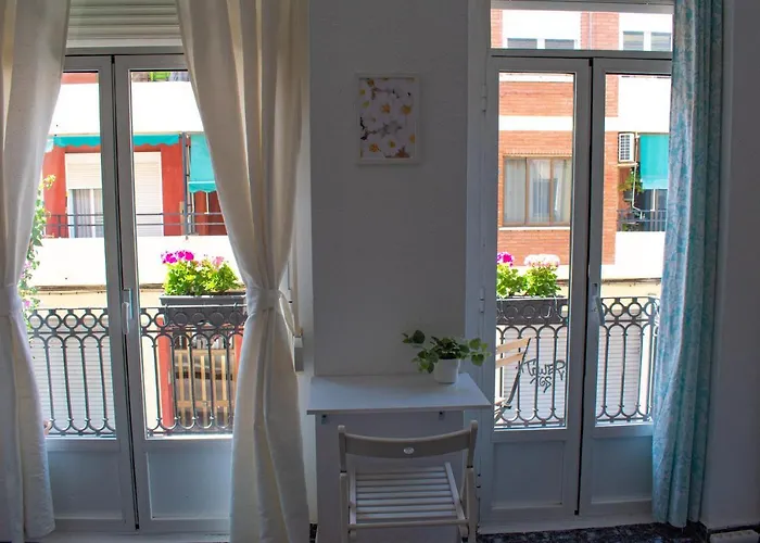 Bright Apt With Balcony Between Beach & Center 6P Lejlighed