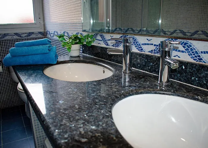 Bright Apt With Balcony Between Beach & Center 6P Valencia