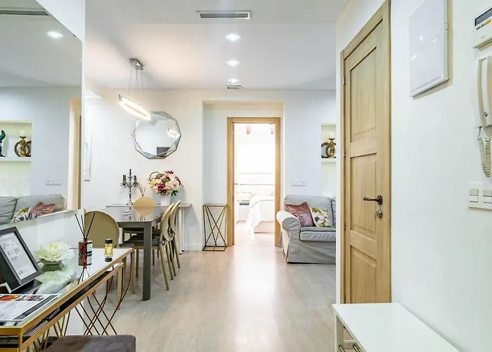 Central Luxury Flat With Free Parking *