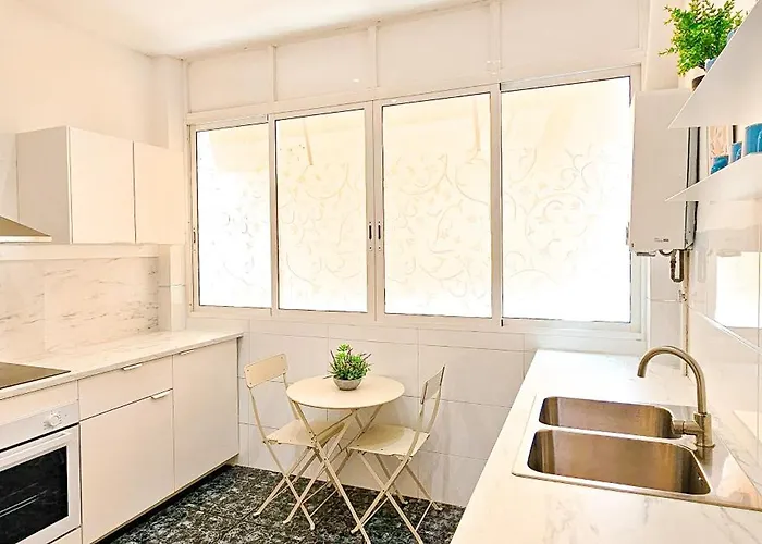 Bright Apt With Balcony Between Beach & Center 6P Lejlighed