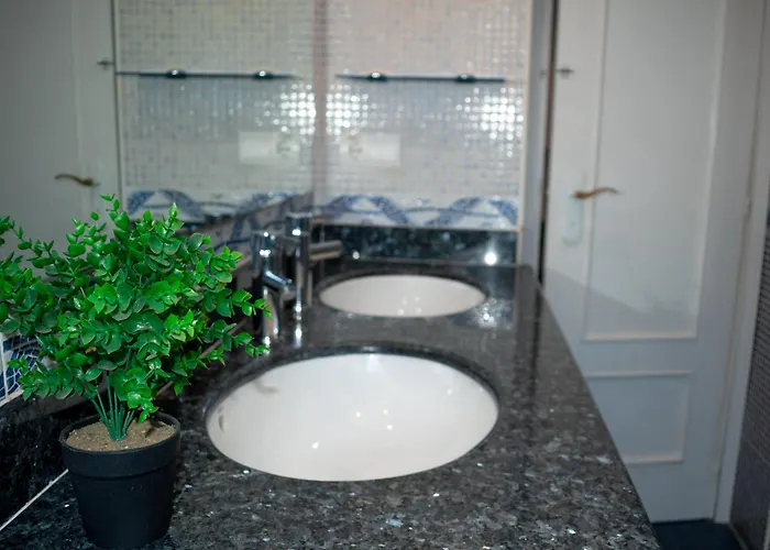 Bright Apt With Balcony Between Beach & Center 6P Valencia