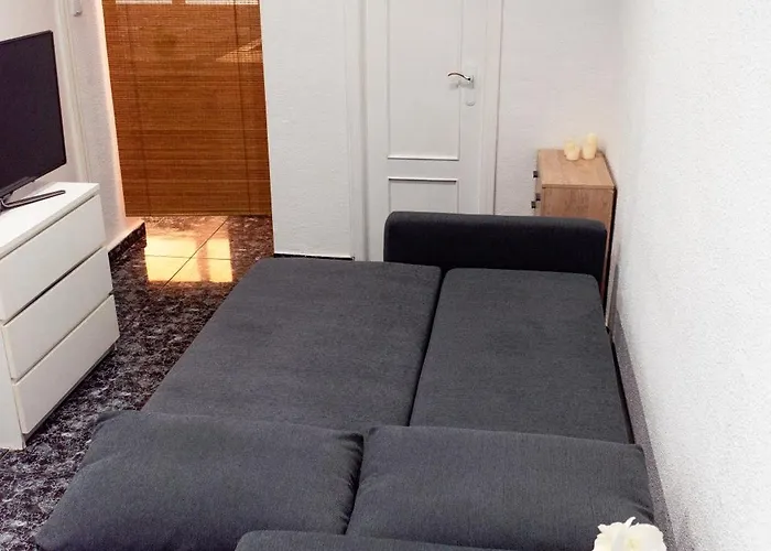 Bright Apt With Balcony Between Beach & Center 6P Lejlighed