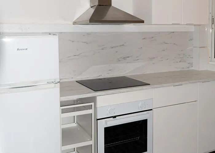 Bright Apt With Balcony Between Beach & Center 6P