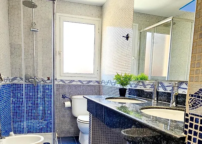 Bright Apt With Balcony Between Beach & Center 6P *