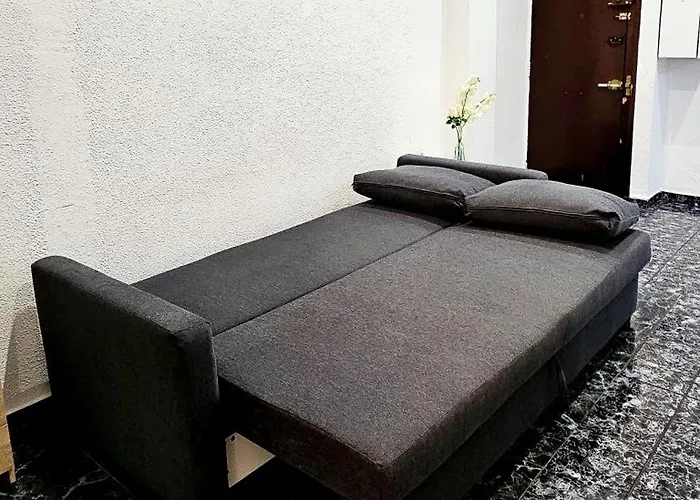 Bright Apt With Balcony Between Beach & Center 6P