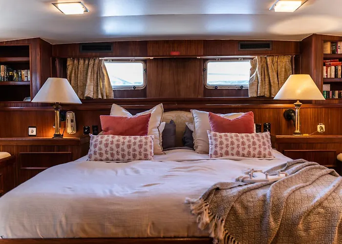 Yacht Our Alissa Botel Valenza