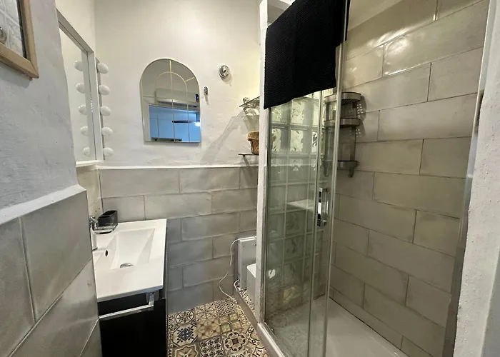 House With Terrace شقة *