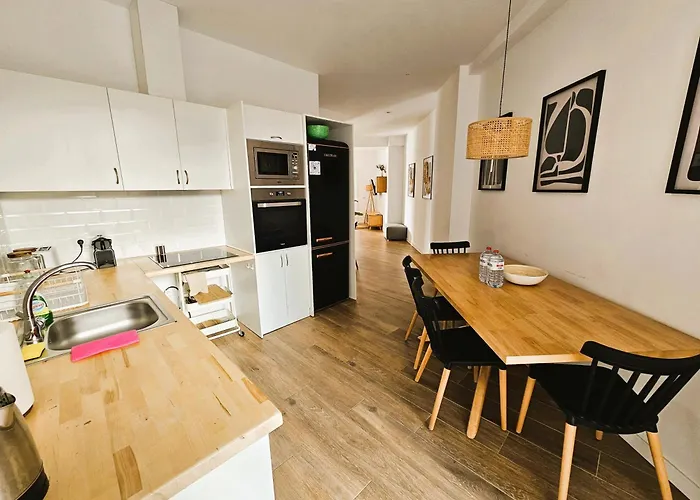 Eliving - Biopark Center & Airport شقة