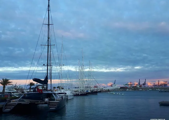 Luminoso Cerca De La Playa Y Puerto شقة *