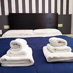Flats Friends Plaza De La Reina בית הארחה 4*