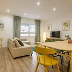With Fluffy Beds & Private Patio Apartman Valencia