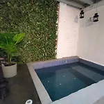 Pequeno Con Mini Piscina - No Climatizada Lejlighed