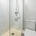 招待所 Versus *