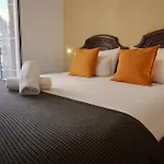 Hosted By Gracie Apartament *