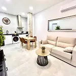 Convenient, Charming 15 Mins From Center Apartment