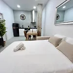 Apartment Convenient, Charming 15 Mins From Center *