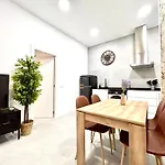 Convenient, Charming 15 Mins From Center