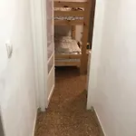 Dos Puerto En Piso Compartido 홈스테이