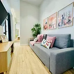 Bright & Stylish Flat Close To Center *
