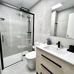 Getaway - Jacuzzi, Space & Comfort 아파트