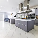 Дом отдыха Casa Familiar 9 Pax, Smart Tv, Centro, Playa, Cafe, Ac *