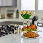 Дом отдыха Casa Familiar 9 Pax, Smart Tv, Centro, Playa, Cafe, Ac *