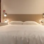 Host & Otel