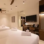 Moontels Colón *