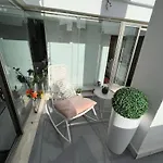 Privada Con Bano En Un Moderno Y Centrico Atico En Ciutat Vella Δωμάτια σε οικογενειακή κατοικία *