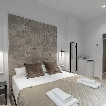 Πανσιόν Comfortable Close To Centre 4*