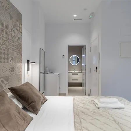 Πανσιόν Comfortable Close To Centre 4*