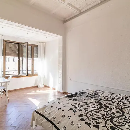 La Casa De Espejos Pansiyon Valensiya