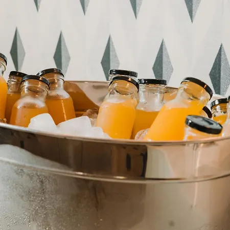 One Shot Reina Victoria 4* Valencia