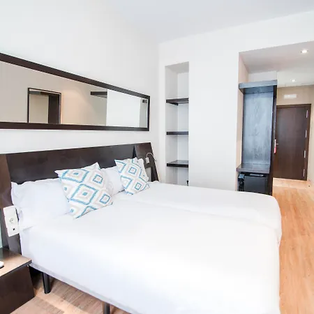 Petit Palace Plaza De La Reina Otel 3*