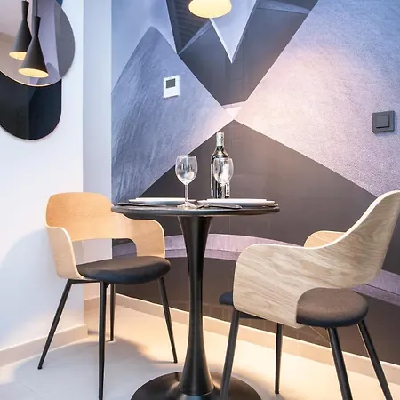 Neobeds - Stylish Modern 1Br Apt Near Old Town & Steps From Turia Park