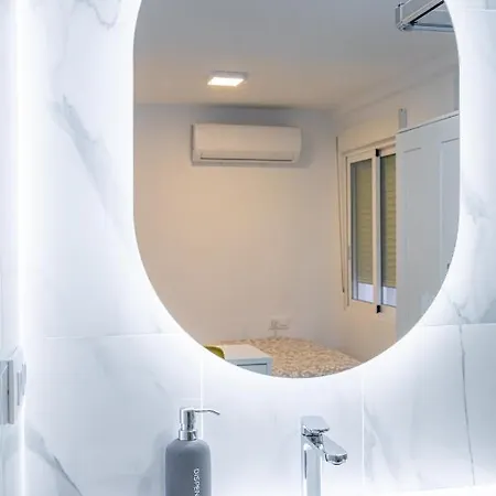 Sunny On Cabanal Beach فالنسيا