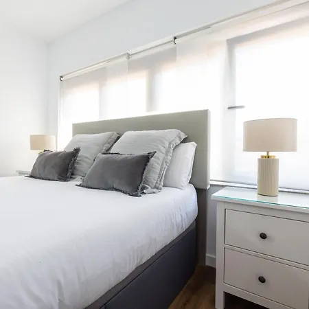 Florit Flats - The Apolo