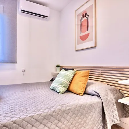 Spacious, Sunny Flat By Of Arts & Sciences *