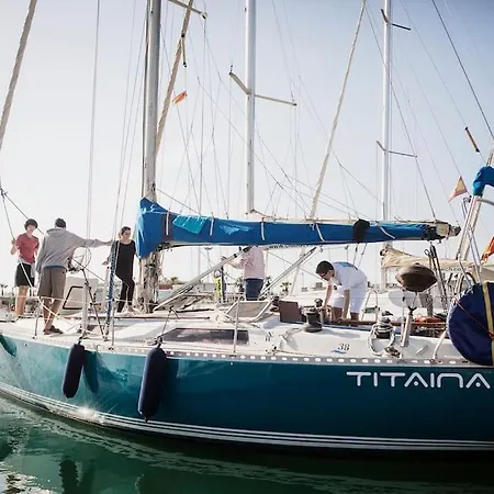 Sailing District - Barco 5 En La Marina Norte Botel *