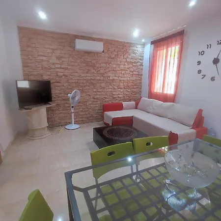 Apartamento Planta Baja, Bien Comunicada, Cerca De La Playa *