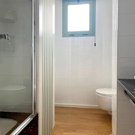 Stylish Well-connected Beachfront Flat *