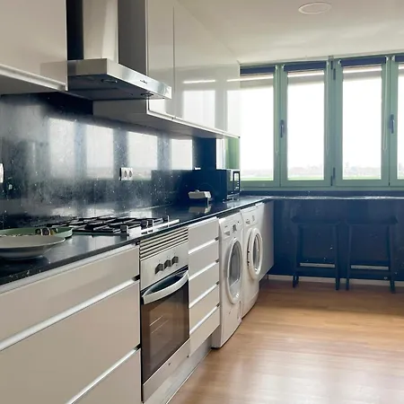 Stylish Well-connected Beachfront Flat דירה *