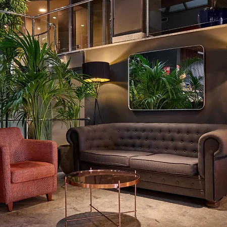 Malcom And Barret Hotel