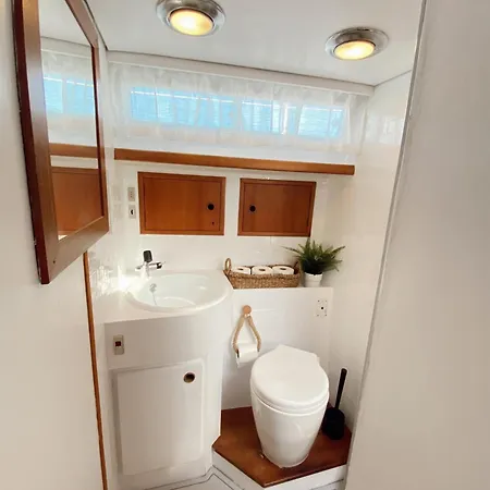 Malmo's Yacht 船上ホテル バレンシア