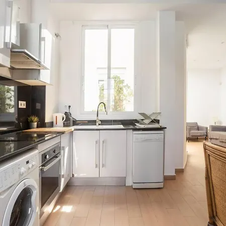 Luxury Apartment *