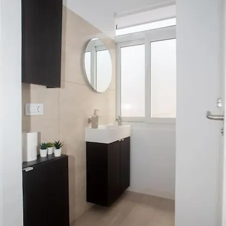 Acogedor Frente A Torres De Serrano