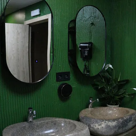 אכסניה The Pod Village *